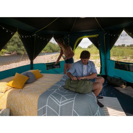 Zelt Coleman Octagon Black Out Bedroom